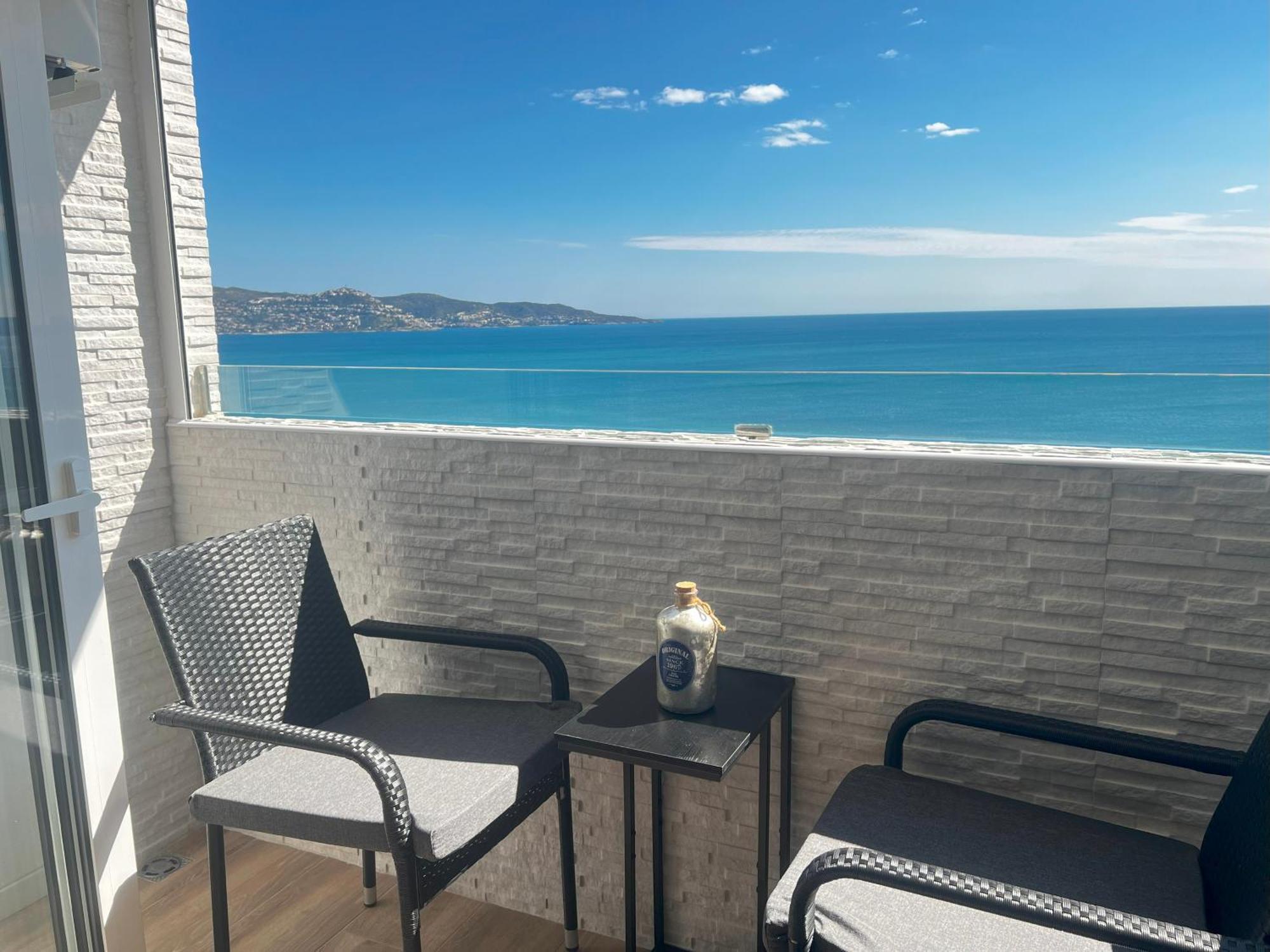 Penthouse On The Beach Емпуриабрава Екстериор снимка